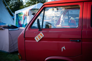 VW-Bus mit Hausnummer